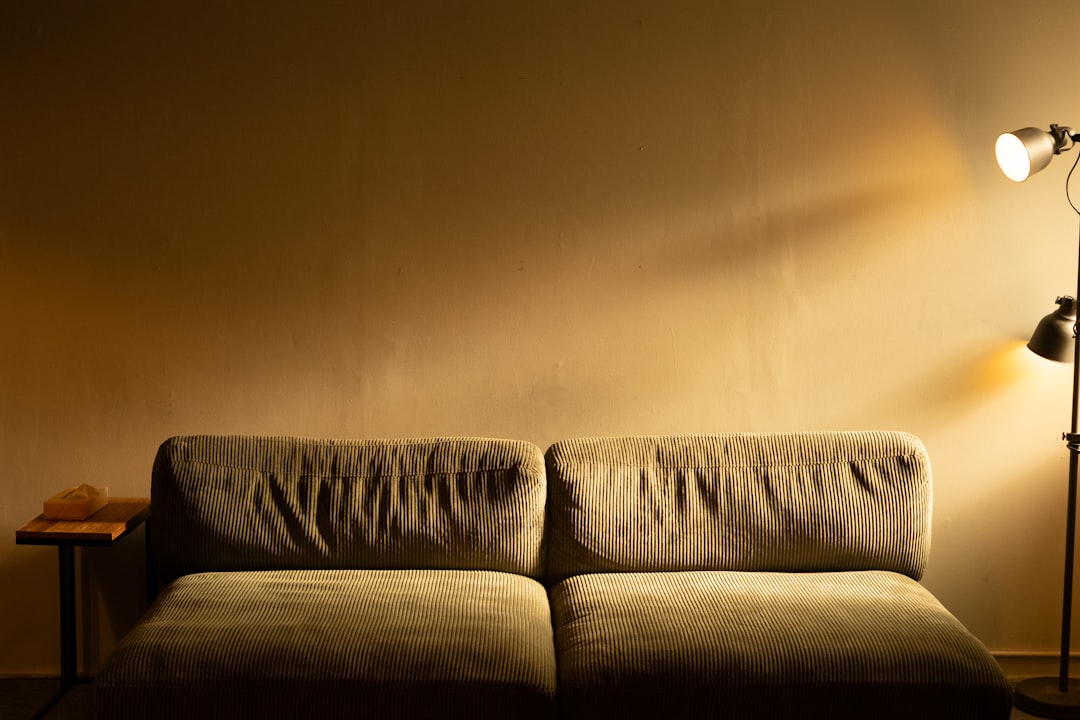 暗く、寒い部屋に帰る人生を、いつまで続けるつもり？